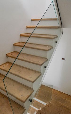 Casa à venda com 194m², 3 quartos e 4 vagas Casa à venda com 194m², 3 quartos e 4 vagasEscada