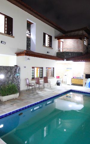 Casa à venda com 300m², 4 quartos e 6 vagasPiscina