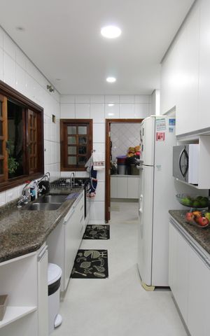 Casa à venda com 300m², 4 quartos e 6 vagasCozinha