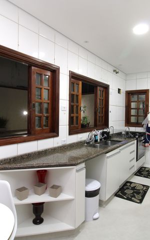 Casa à venda com 300m², 4 quartos e 6 vagasCozinha