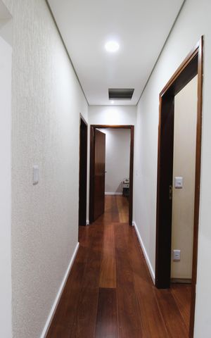 Casa à venda com 300m², 4 quartos e 6 vagasCorredor - Quartos