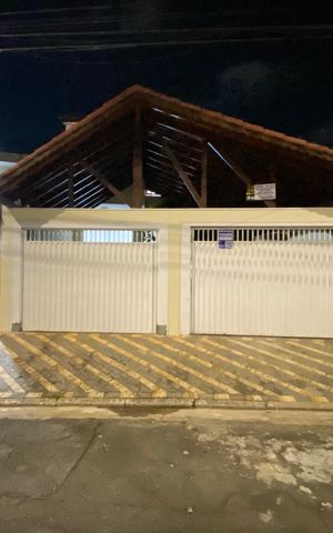 Casa à venda com 300m², 4 quartos e 6 vagas Casa à venda com 300m², 4 quartos e 6 vagasFachada e Plaquinha