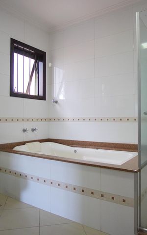 Casa à venda com 330m², 5 quartos e 4 vagasBanheiro da Suíte 2 - Segundo Andar
