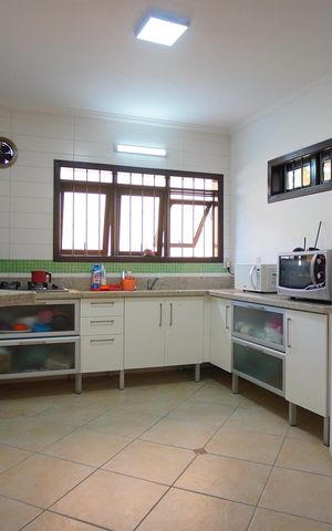 Casa à venda com 330m², 5 quartos e 4 vagasCozinha