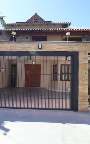 Casa à venda com 246m², 3 quartos e 2 vagasFachada e placa