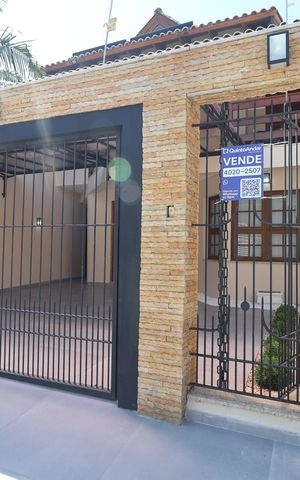 Casa à venda com 246m², 3 quartos e 2 vagasFachada e placa