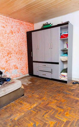 Casa à venda com 350m², 6 quartos e 2 vagas Casa à venda com 350m², 6 quartos e 2 vagasQuarto 1