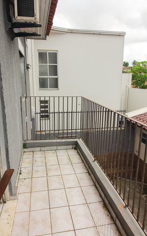 Casa à venda com 300m², 4 quartos e 2 vagas Casa à venda com 300m², 4 quartos e 2 vagasSacada do Quarto 2