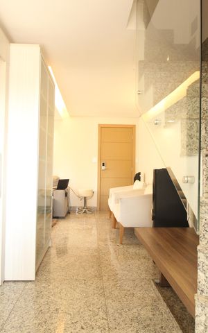 Apartamento à venda com 130m², 2 quartos e 2 vagasSala /escadas