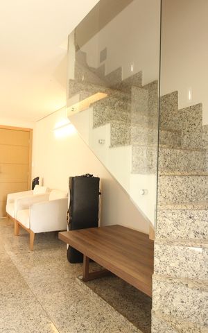 Apartamento à venda com 130m², 2 quartos e 2 vagasSala /escadas