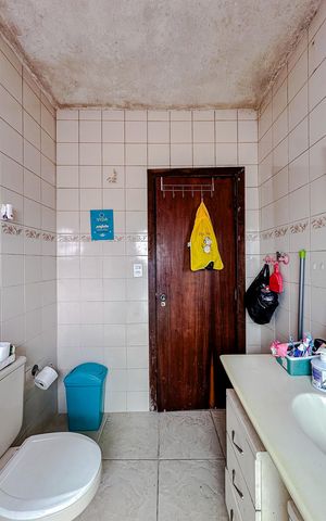 Casa à venda com 210m², 3 quartos e 2 vagasBanheiro
