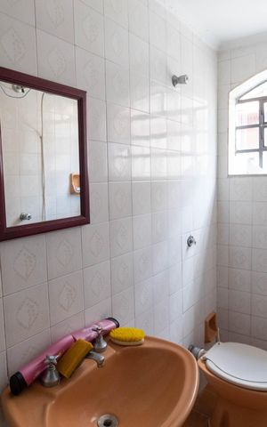 Casa à venda com 350m², 5 quartos e 4 vagas Casa à venda com 350m², 5 quartos e 4 vagasBanheiro de serviço