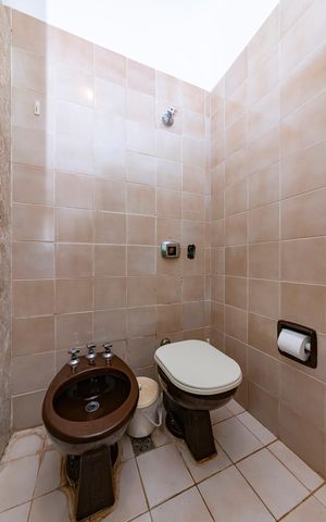 Casa à venda com 527m², 5 quartos e 3 vagas Casa à venda com 527m², 5 quartos e 3 vagasBanheiro Social