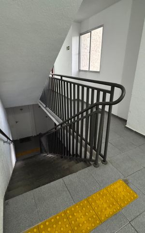 Apartamento à venda com 32m², 2 quartos e 1 vaga Apartamento à venda com 32m², 2 quartos e 1 vagaEscada