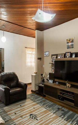 Casa à venda com 220m², 4 quartos e 2 vagasSala