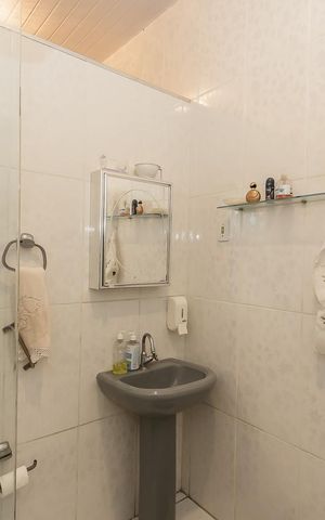 Casa à venda com 220m², 4 quartos e 2 vagasBanheiro
