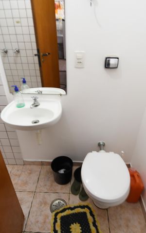 Casa de condomínio à venda com 420m², 4 quartos e 7 vagasBanheiro de serviço