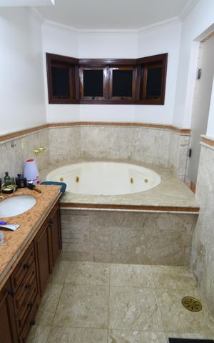 Casa de condomínio à venda com 420m², 4 quartos e 7 vagasSuíte Banheiro 1