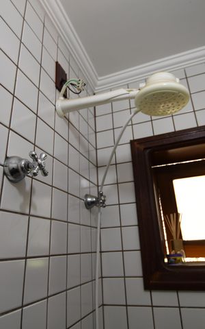 Casa de condomínio à venda com 420m², 4 quartos e 7 vagasBanheiro de serviço