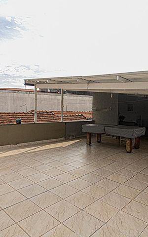 Casa à venda com 690m², 6 quartos e 8 vagas Casa à venda com 690m², 6 quartos e 8 vagasTerraço