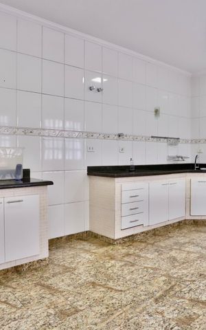 Casa à venda com 270m², 2 quartos e 3 vagas Casa à venda com 270m², 2 quartos e 3 vagasCozinha