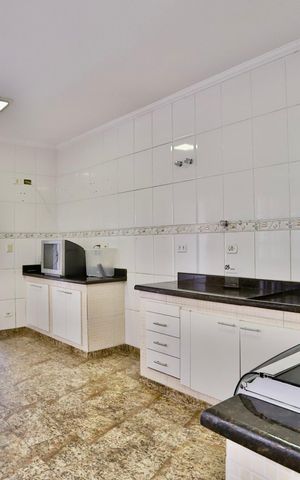 Casa à venda com 270m², 2 quartos e 3 vagas Casa à venda com 270m², 2 quartos e 3 vagasCozinha