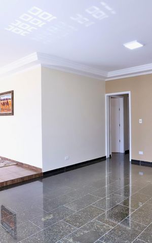 Casa à venda com 270m², 2 quartos e 3 vagas Casa à venda com 270m², 2 quartos e 3 vagasSala