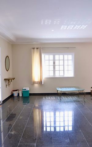 Casa à venda com 270m², 2 quartos e 3 vagas Casa à venda com 270m², 2 quartos e 3 vagasSala