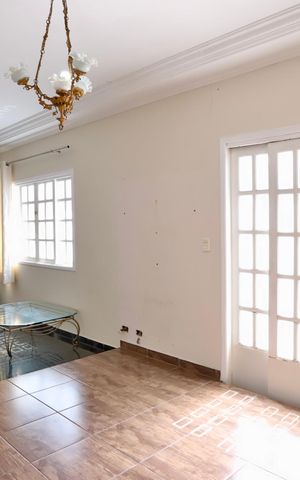 Casa à venda com 270m², 2 quartos e 3 vagas Casa à venda com 270m², 2 quartos e 3 vagasSala