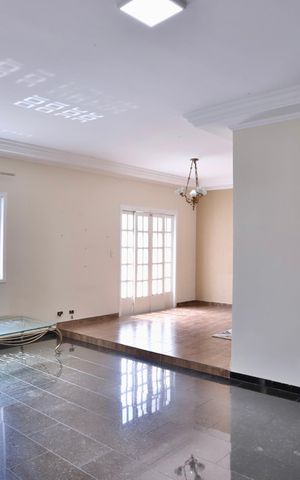 Casa à venda com 270m², 2 quartos e 3 vagas Casa à venda com 270m², 2 quartos e 3 vagasSala