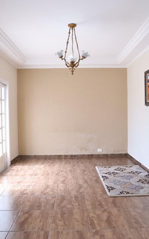 Casa à venda com 270m², 2 quartos e 3 vagas Casa à venda com 270m², 2 quartos e 3 vagasSala