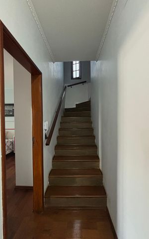 Casa à venda com 240m², 4 quartos e 2 vagas Casa à venda com 240m², 4 quartos e 2 vagasEscada