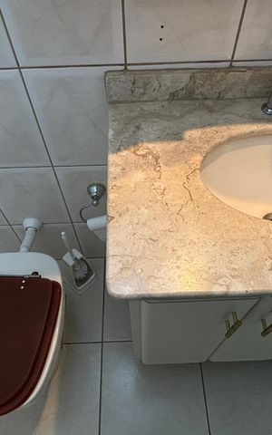Casa à venda com 240m², 4 quartos e 2 vagas Casa à venda com 240m², 4 quartos e 2 vagasÁrea de Serviço - Banheiro