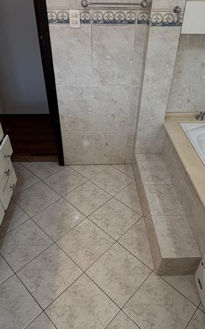 Casa à venda com 240m², 4 quartos e 2 vagas Casa à venda com 240m², 4 quartos e 2 vagasBanheiro da Suíte 1