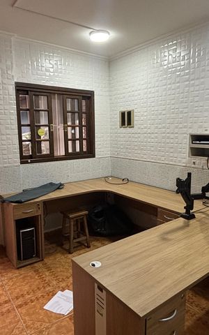 Casa à venda com 240m², 4 quartos e 2 vagas Casa à venda com 240m², 4 quartos e 2 vagasEscritório