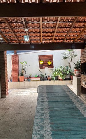 Casa à venda com 240m², 4 quartos e 2 vagas Casa à venda com 240m², 4 quartos e 2 vagasQuintal - Area Gourmet