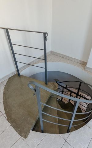 Casa para alugar com 120m², 2 quartos e 2 vagas Casa para alugar com 120m², 2 quartos e 2 vagasHall - escada
