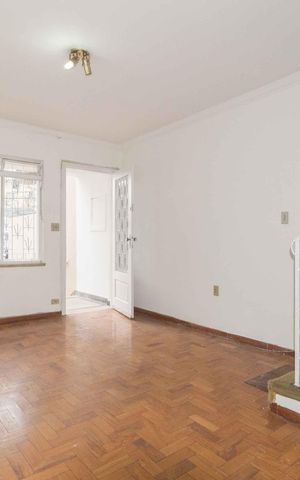 Casa à venda com 150m², 3 quartos e sem vaga Casa à venda com 150m², 3 quartos e sem vagaSala