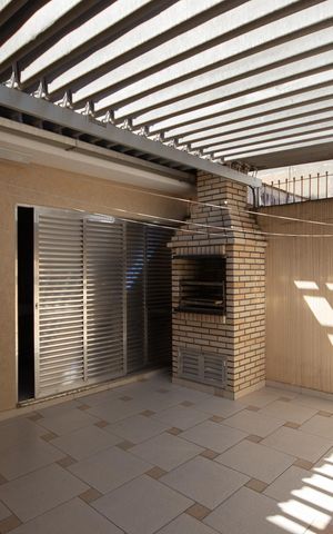 Casa à venda com 188m², 4 quartos e 4 vagas Casa à venda com 188m², 4 quartos e 4 vagasQuintal Com teto articulado