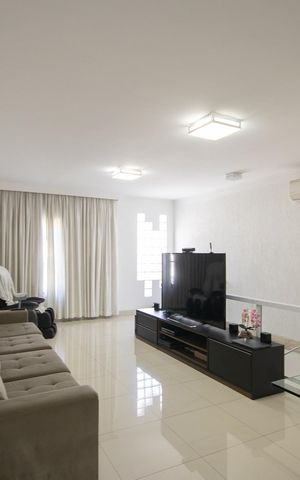 Casa à venda com 188m², 4 quartos e 4 vagas Casa à venda com 188m², 4 quartos e 4 vagasSala