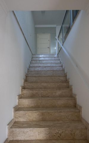 Casa à venda com 188m², 4 quartos e 4 vagas Casa à venda com 188m², 4 quartos e 4 vagasEscada