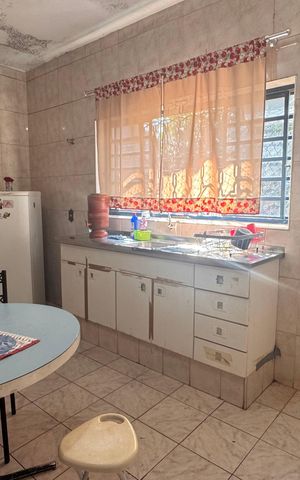 Casa à venda com 270m², 5 quartos e 12 vagas Casa à venda com 270m², 5 quartos e 12 vagasCozinha Casa 1