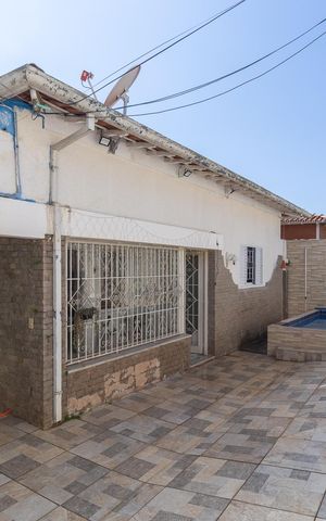 Casa à venda com 250m², 4 quartos e 2 vagas Casa à venda com 250m², 4 quartos e 2 vagasQuintal com piscina e churrasqueira