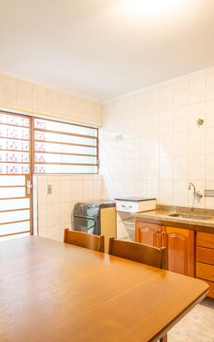 Casa à venda com 180m², 2 quartos e 3 vagas Casa à venda com 180m², 2 quartos e 3 vagasCozinha