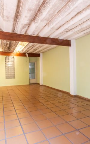 Casa à venda com 180m², 2 quartos e 3 vagas Casa à venda com 180m², 2 quartos e 3 vagasGaragem
