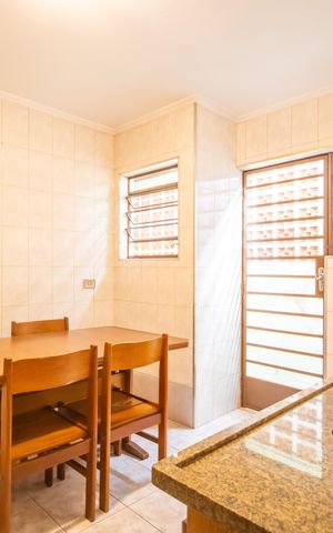 Casa à venda com 180m², 2 quartos e 3 vagas Casa à venda com 180m², 2 quartos e 3 vagasCozinha
