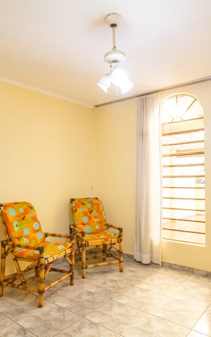 Casa à venda com 180m², 2 quartos e 3 vagas Casa à venda com 180m², 2 quartos e 3 vagasSala