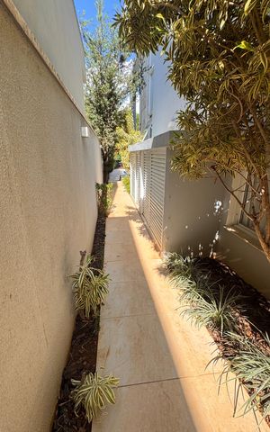 Casa à venda com 317m², 3 quartos e 4 vagas Casa à venda com 317m², 3 quartos e 4 vagasCorredor