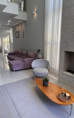 Casa à venda com 317m², 3 quartos e 4 vagas Casa à venda com 317m², 3 quartos e 4 vagasSala