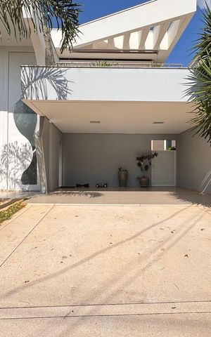Casa à venda com 317m², 3 quartos e 4 vagas Casa à venda com 317m², 3 quartos e 4 vagasFachada